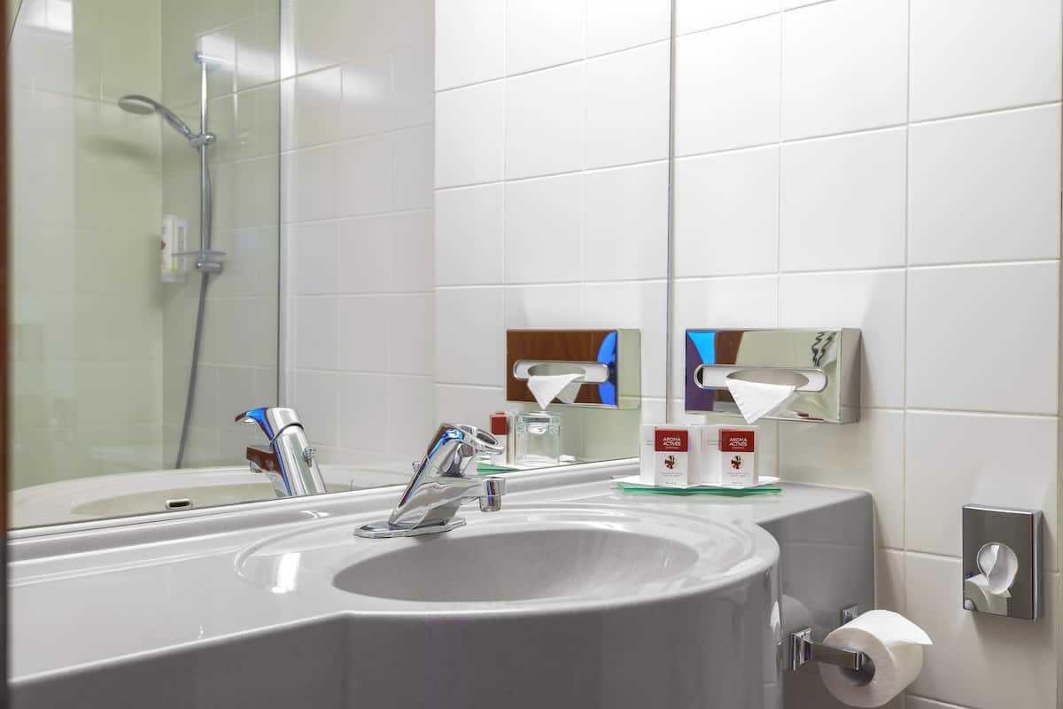 Bathroom | Bathtub, free toiletries, hair dryer, bathrobes