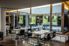 2 restaurants servant le petit déjeuner, le déjeuner et le dîner