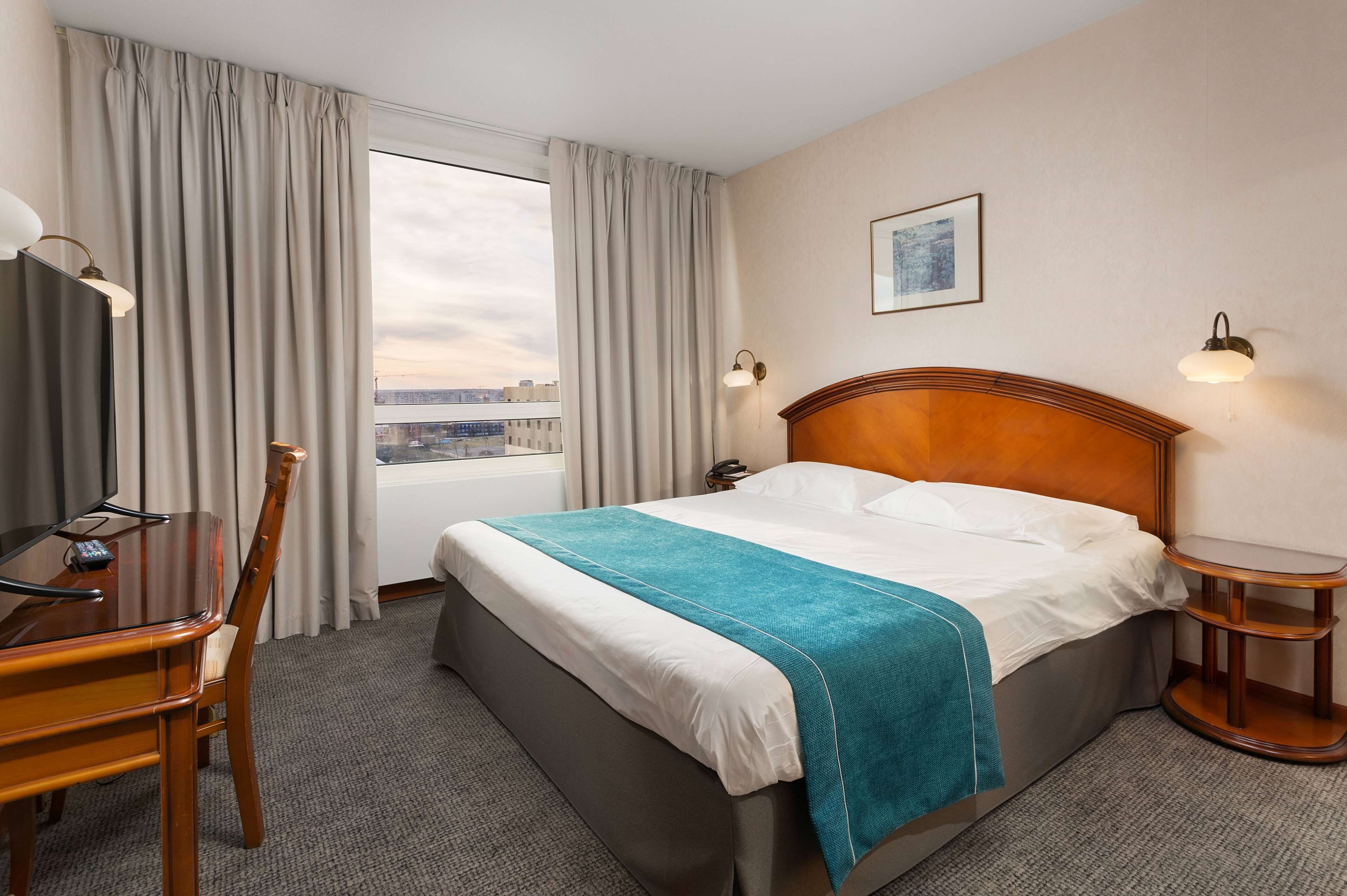 Hypo-allergenic bedding, minibar, in-room safe, desk