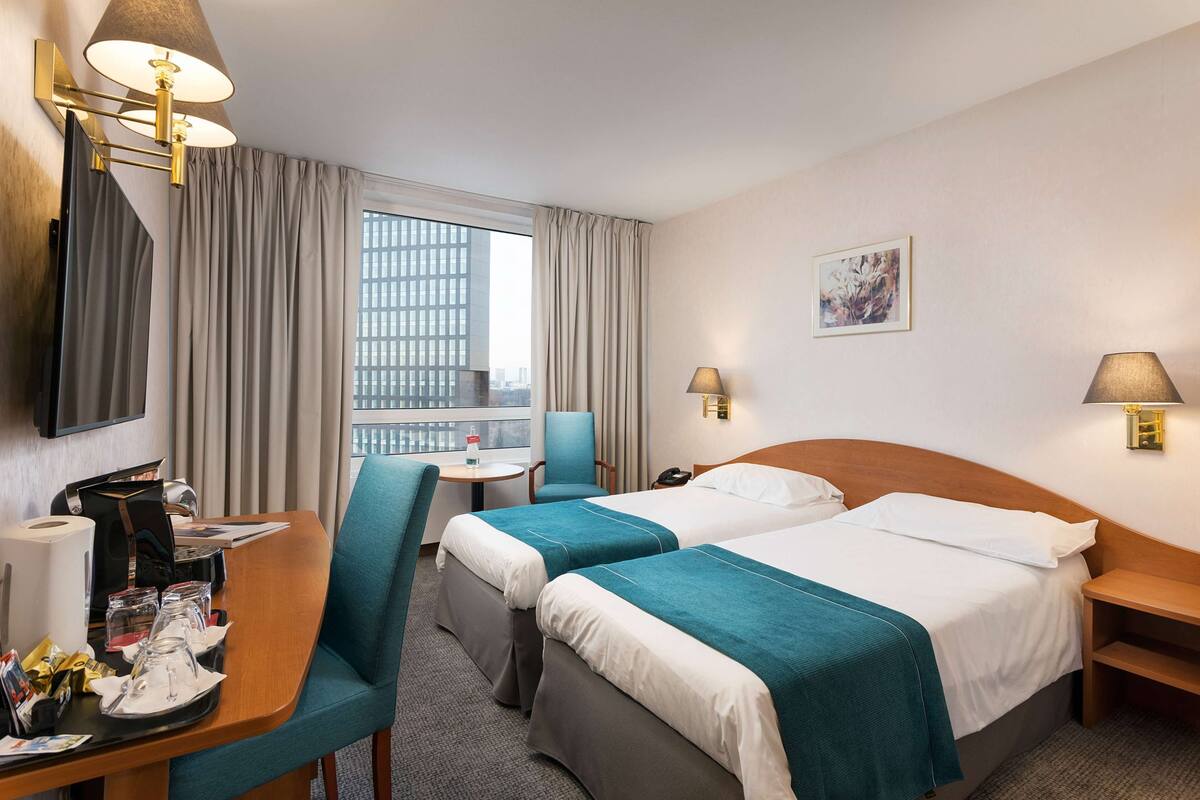 Quarto empresarial, 2 camas de solteiro, para não fumantes | Roupas de cama antialérgicas, frigobar, cofres nos quartos, escrivaninha