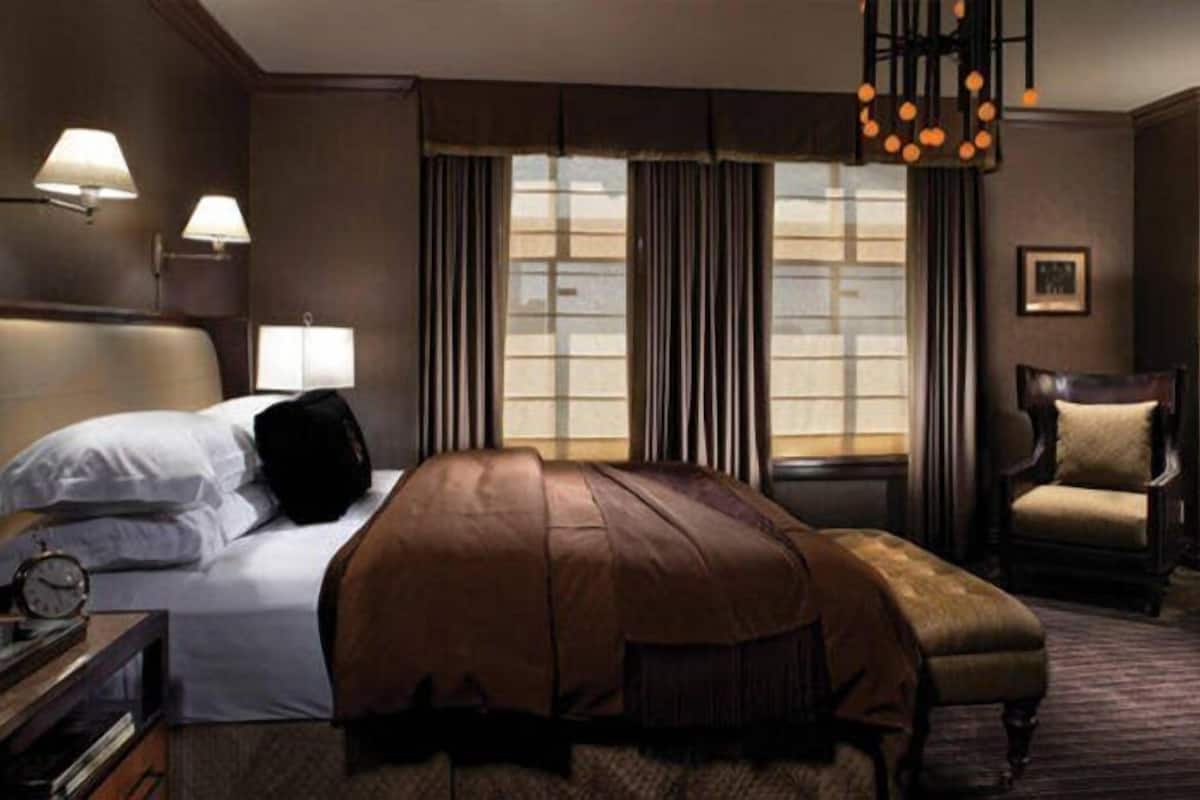 Habitación Deluxe, 1 cama Queen size, vista a la ciudad (Deluxe Queen) | Sábanas italianas Frette, ropa de cama de alta calidad y edredón