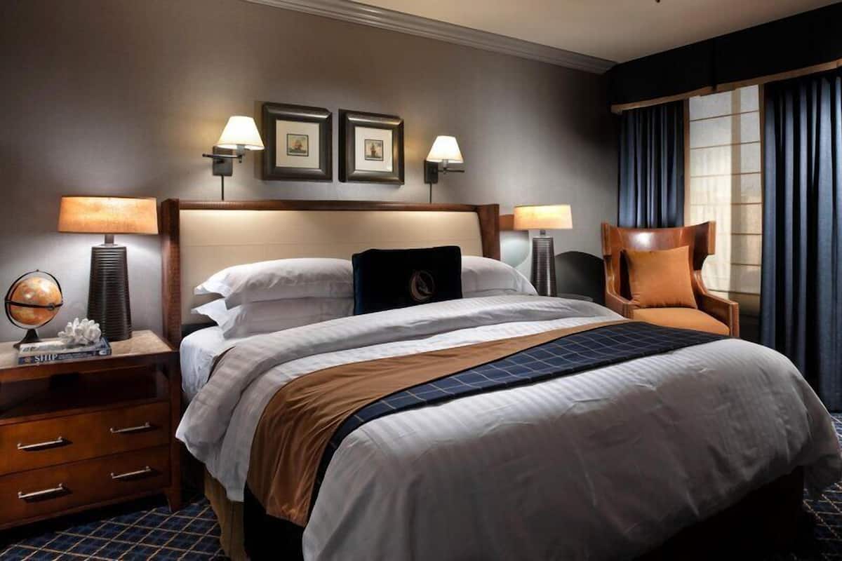 Suite superior, 1 cama King size y sofá cama, vista a la ciudad (One Bedroom Suite) | Sábanas italianas Frette, ropa de cama de alta calidad y edredón