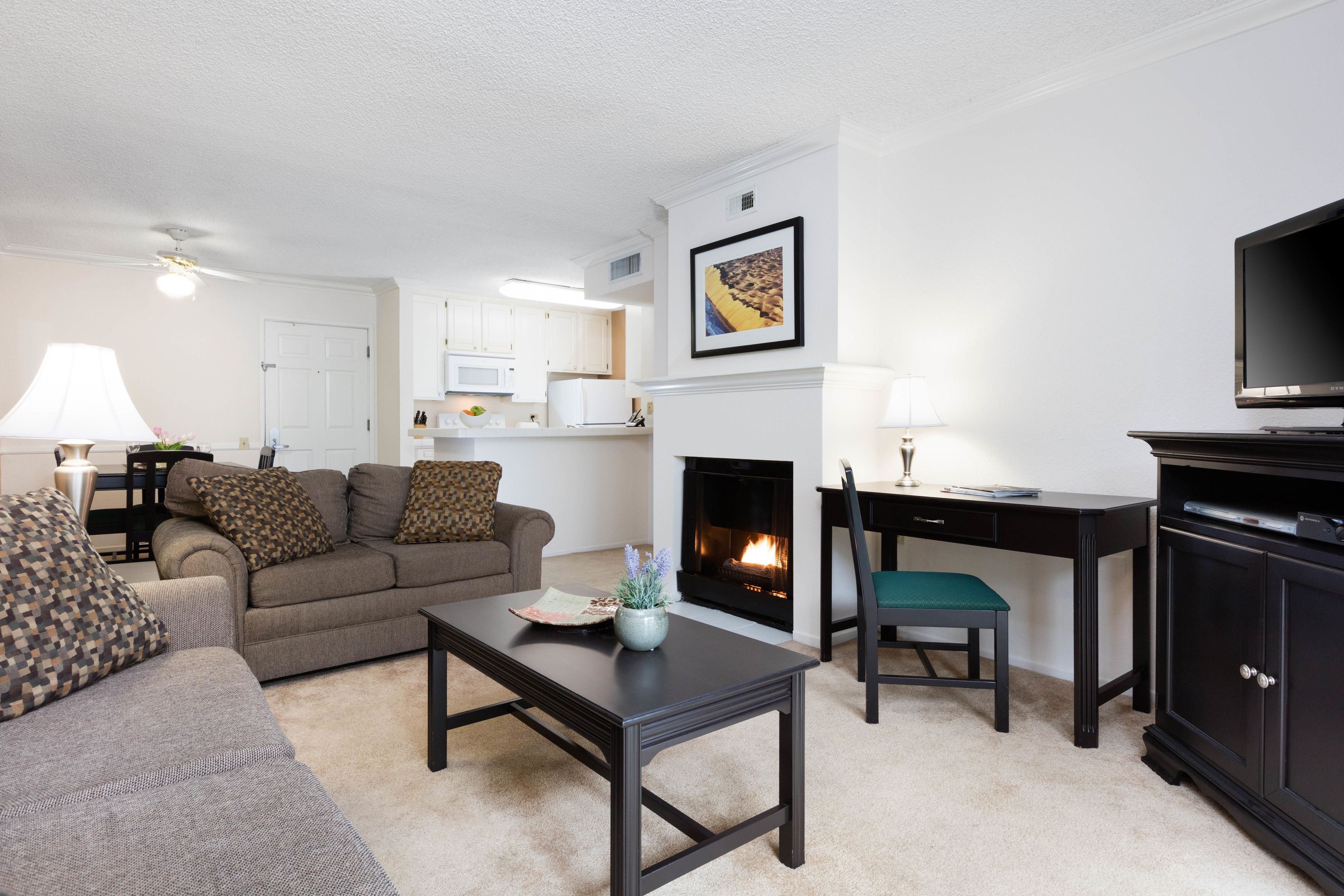 Apartment, 1 Bedroom (Furnished) | Ruang tamu | TV, pemain DVD 