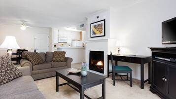 アパートメント 1 ベッドルーム (Furnished) | リビングルーム | テレビ、DVD プレーヤー