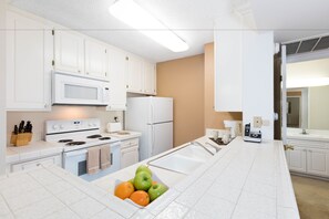 Appartement, 1 chambre (Furnished) | Cuisine privée | Réfrigérateur, micro-ondes, cafetière/bouilloire