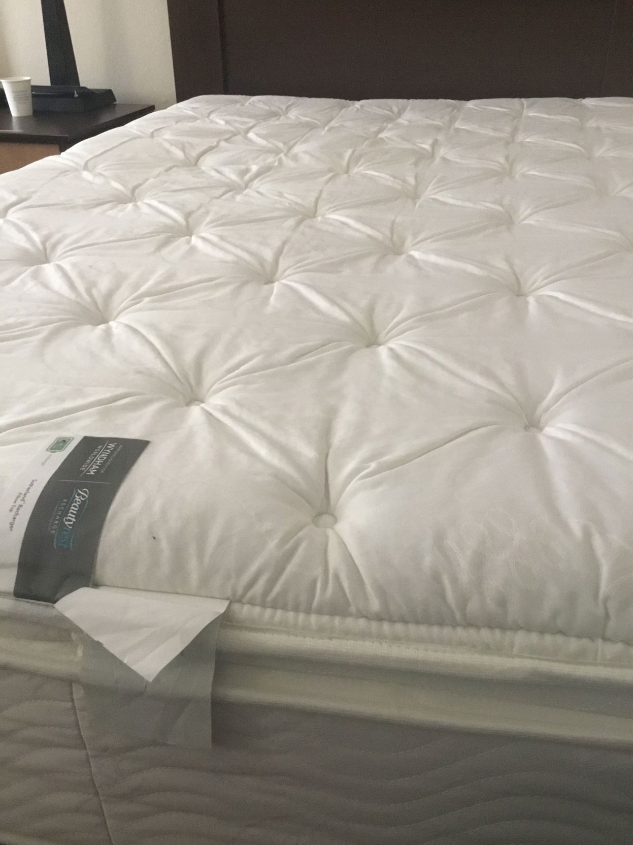 Ropa de cama de alta calidad y caja de seguridad en la habitación 