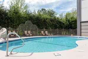 Seasonal outdoor pool, open 10:00 AM to 10:00 PM, pool loungers - Spark by Hilton Asheville Blue Ridge Parkway (Asheville)