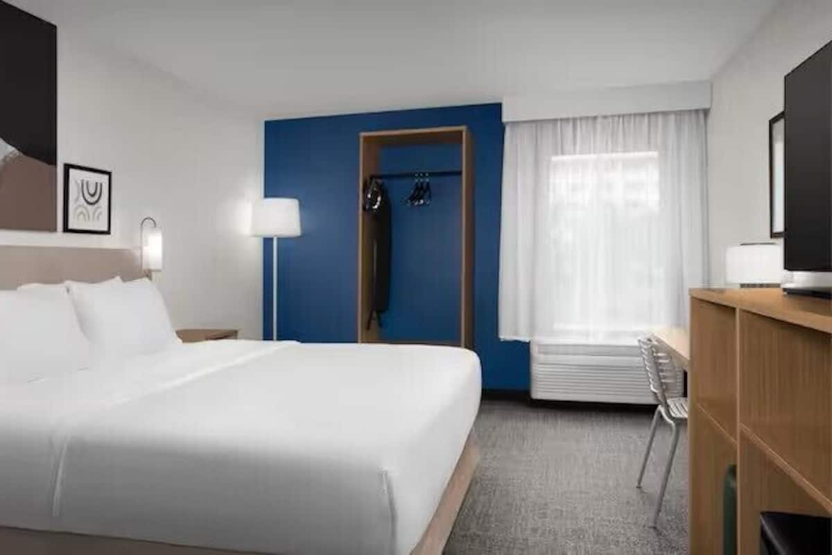 Chambre, 1 trÚs grand lit | Literie de qualité, coffre-fort, bureau
