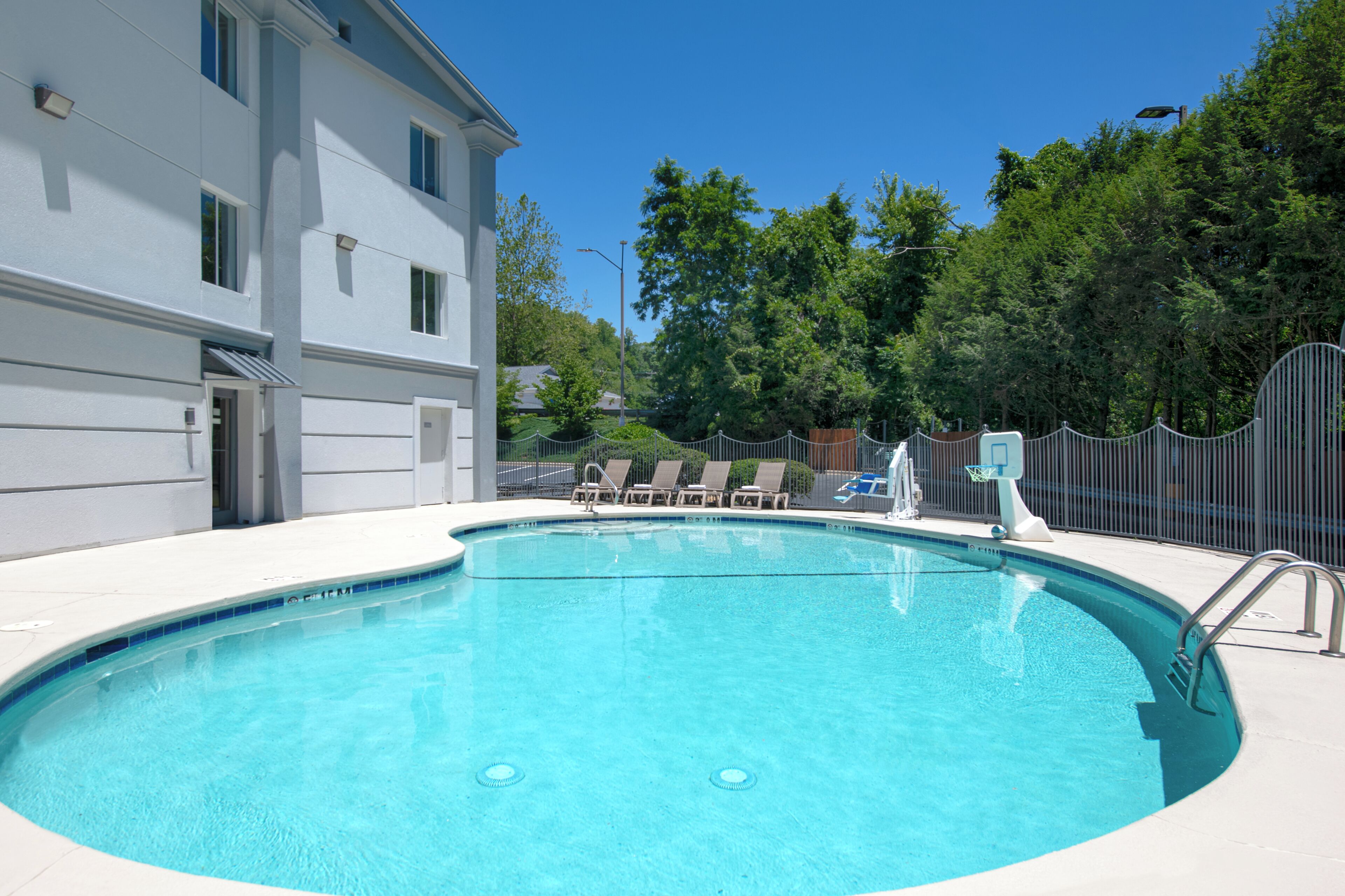 Piscine extérieure (ouverte en saison), chaises longues