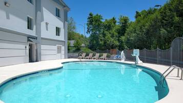 Piscine extérieure (ouverte en saison), chaises longues