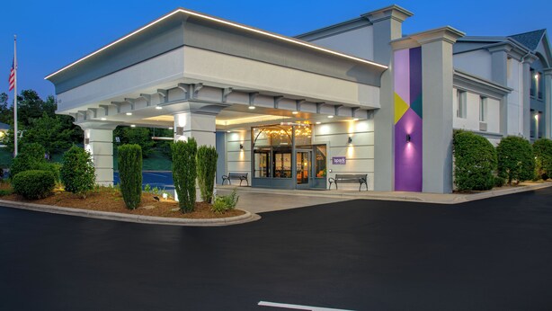 A hotel with a covered entrance, a flag, and a sign that reads 'spark.' - Spark by Hilton Asheville Blue Ridge Parkway (Asheville)