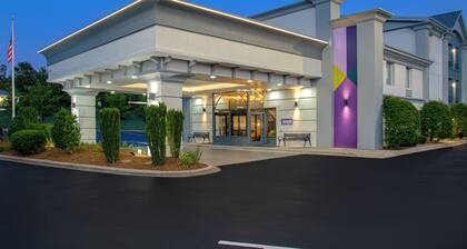 Spark by Hilton Asheville Blue Ridge Parkway