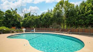 Una piscina al aire libre de temporada (de 10:00 a 22:00), tumbonas