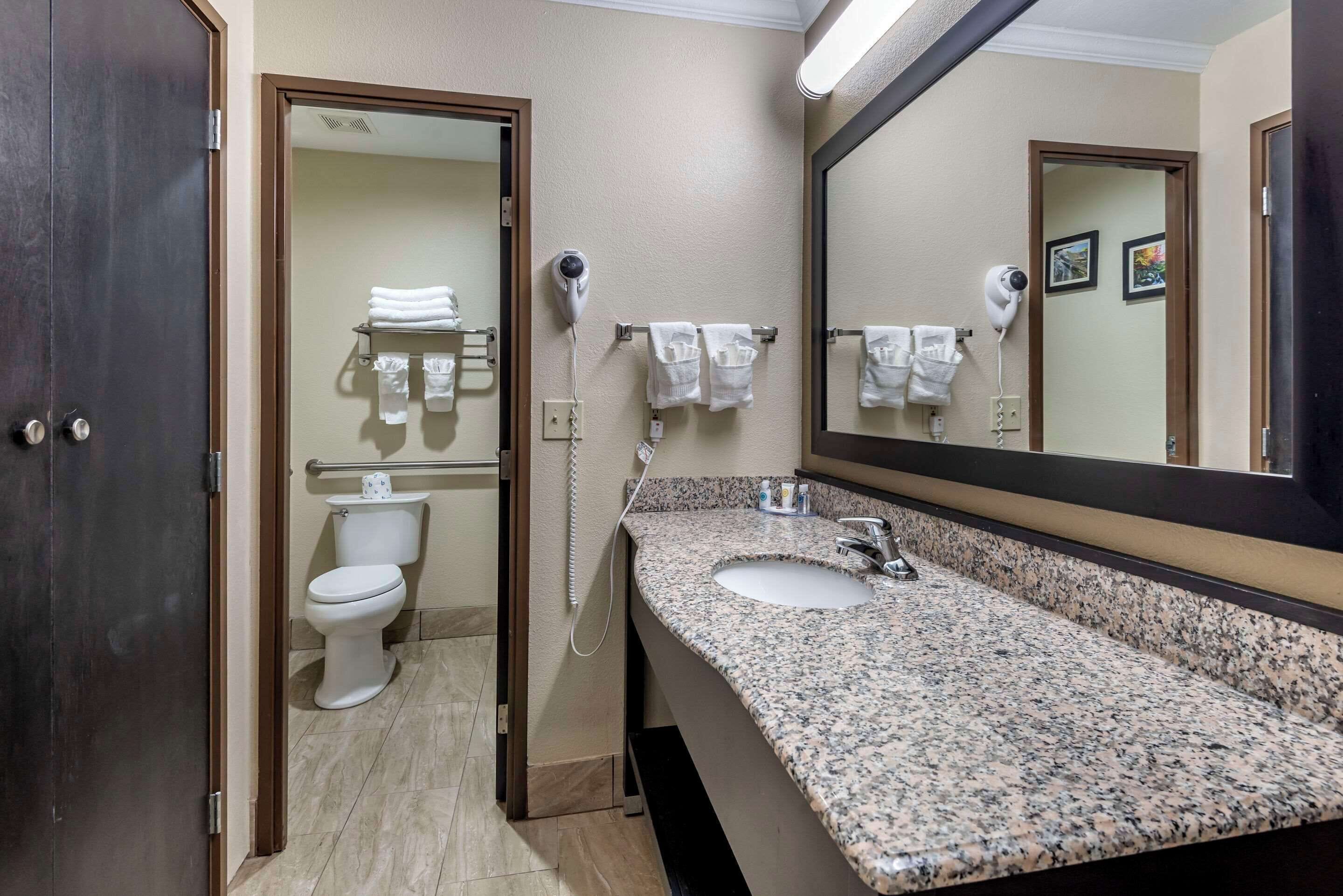 standard room, 1 king bed, non smoking | premium bedding, in-room safe, desk, laptop workspace