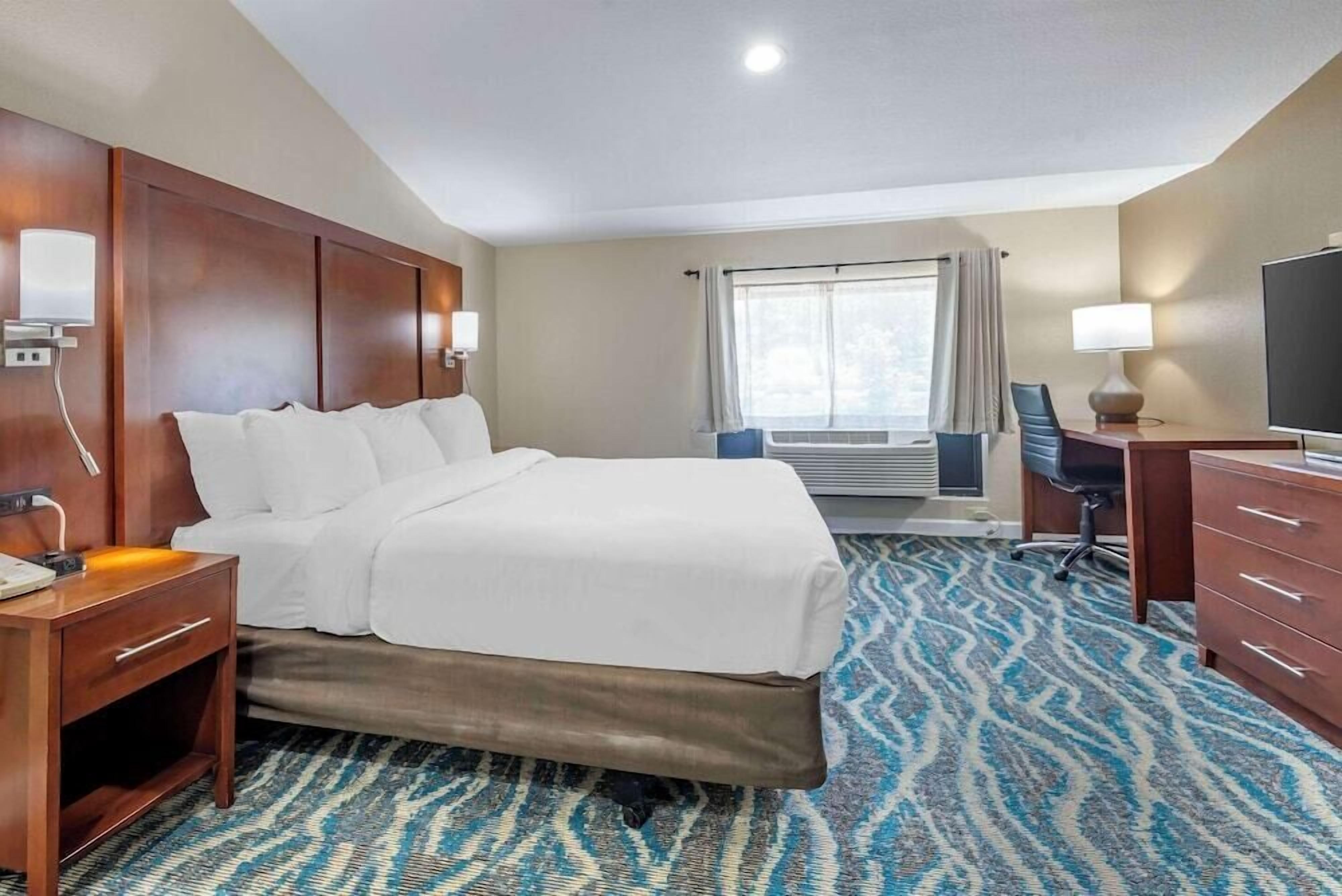 Premium bedding, in-room safe, desk, laptop workspace
