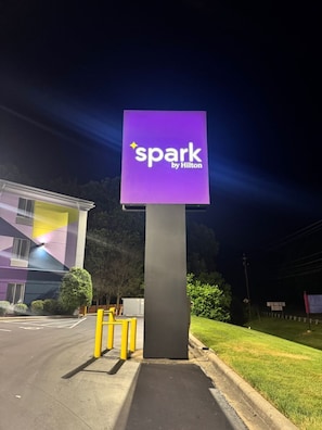 A hotel sign with 'spark by Hilton' written on it. - Spark by Hilton Asheville Blue Ridge Parkway (Asheville)