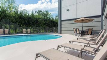 Alberca al aire libre por temporada y camastros