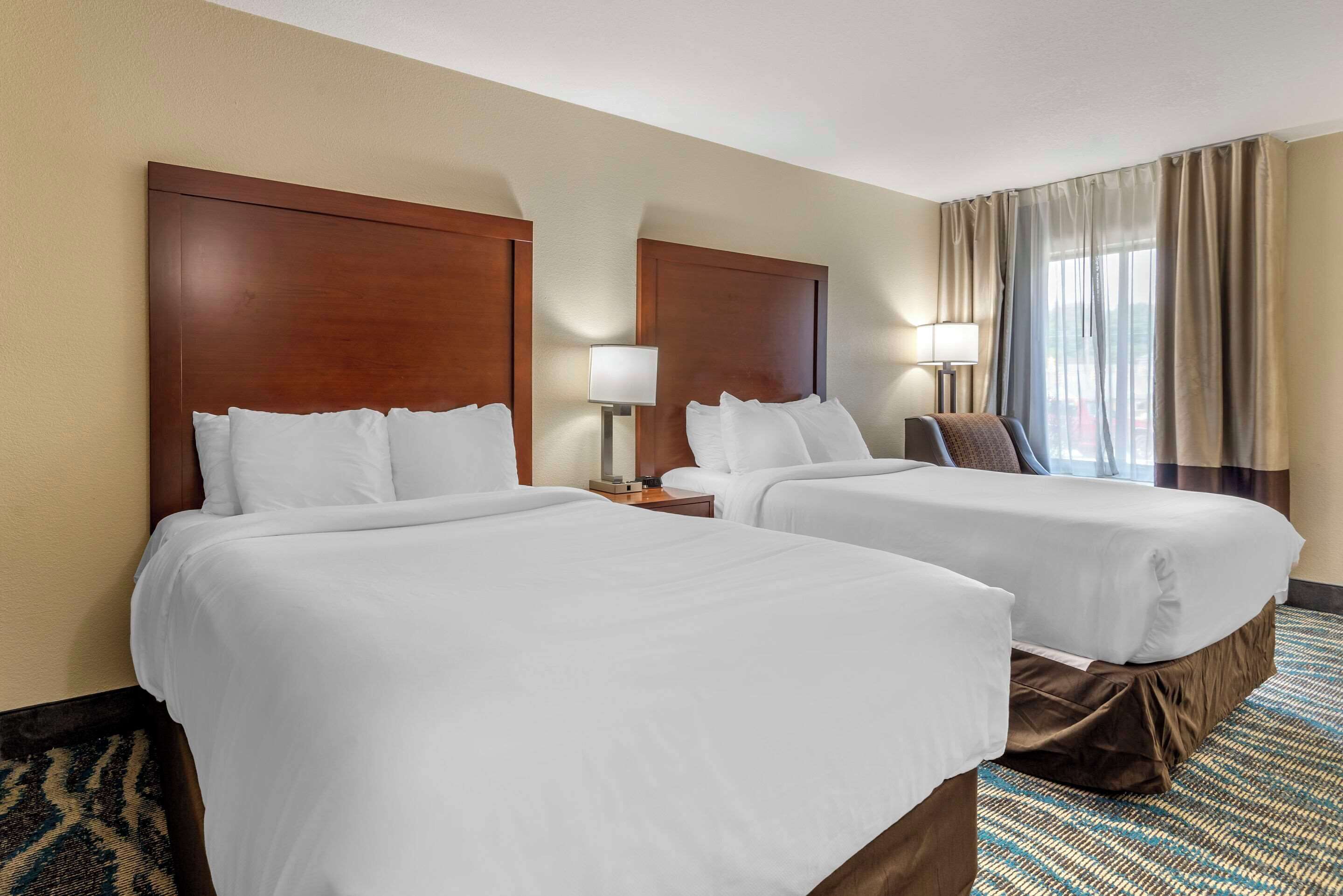 standard room, non smoking | premium bedding, in-room safe, desk, laptop workspace