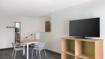 Studio-suite - 2 queensize-senge - ikke-ryger | Premium-sengetøj, pengeskab på værelset, skrivebord