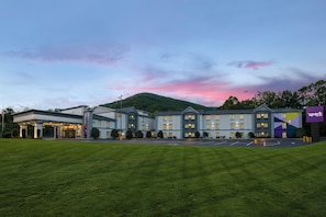 Front of property – evening/night - Spark by Hilton Asheville Blue Ridge Parkway (Asheville)