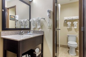 Kombinasi shower/bathtub, bathtub besar,  dan perlengkapan mandi gratis