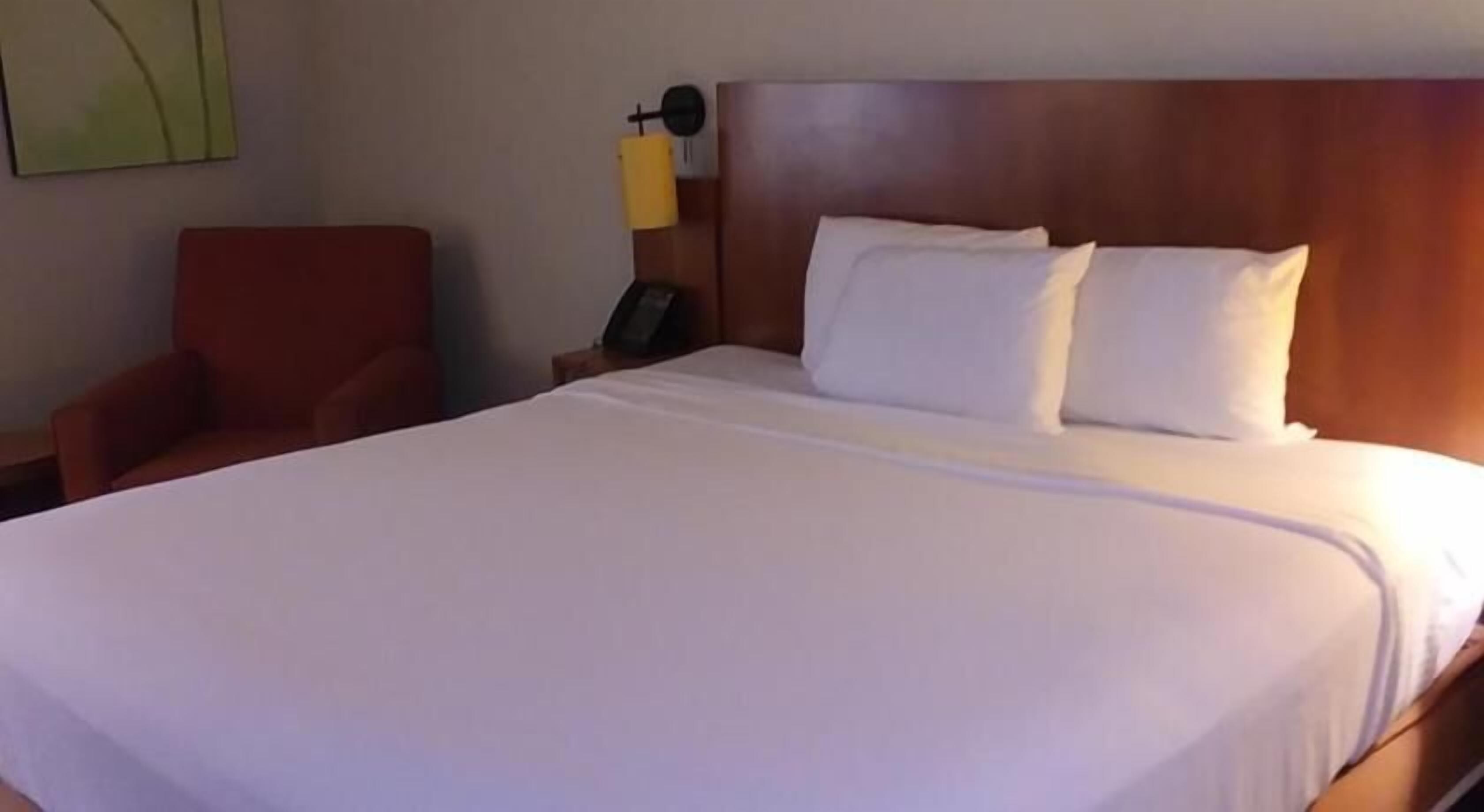 Premium bedding, desk, iron/ironing board, free cots/infant beds