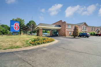 Motel 6 Waukegan, IL
