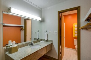 Bañera con ducha, toallas
