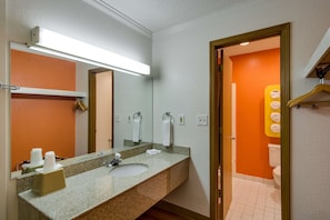 Combined shower/tub, towels
