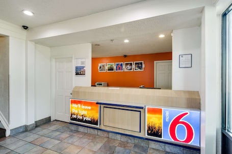 Lobby. Motel 6 Waukegan, IL