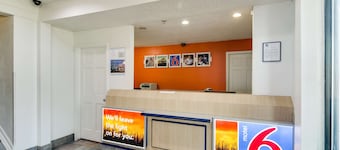 Motel 6 Waukegan, IL