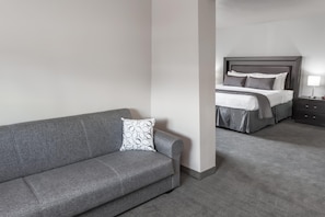 Suite, 1 kingsize bed, niet-roken | Hypoallergeen beddengoed, individueel gemeubileerd, een bureau