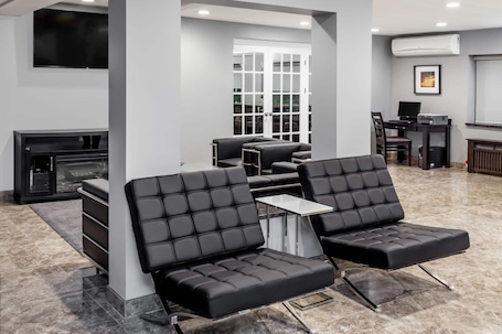 Lobby. Baymont by Wyndham Glenview