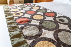Lit avec matelas à plateau-coussin, bureau, fer et planche à repasser