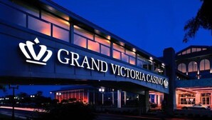 El exterior del Casino Grand Victoria, con su señalización iluminada y arquitectura moderna.