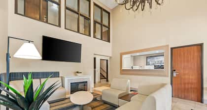 Super 8 by Wyndham Elgin