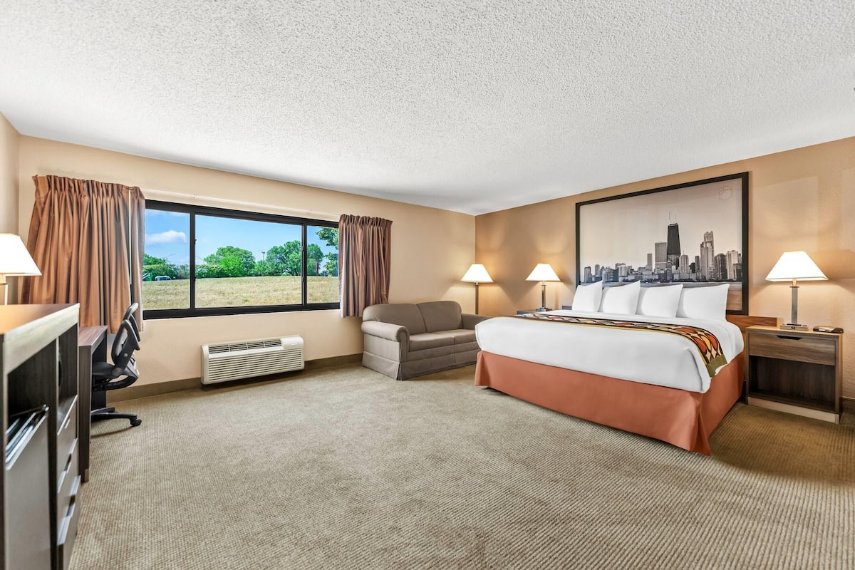 Studio Suite, 1 King Bed with Sofa bed, Non Smoking