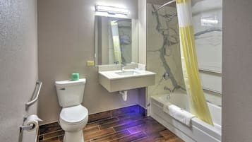Standard Room, 1 King Bed, Accessible, Non Smoking | Bathroom | Hair dryer, towels, shampoo