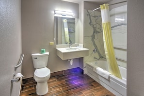 Standard Room, 1 King Bed, Accessible, Non Smoking | Bathroom | Hair dryer, towels, shampoo - Motel 6 Libertyville, IL (Libertyville)