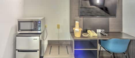 Desk, laptop workspace, iron/ironing board, free WiFi