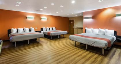 Motel 6 Libertyville, IL