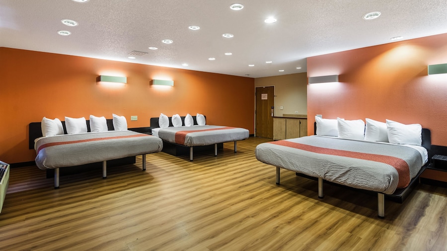 Motel 6 Libertyville, IL