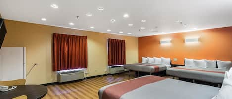 Suite – standard, flere senger, ikke-røyk | Skrivebord, skrivebord for bærbar PC og strykejern/-brett