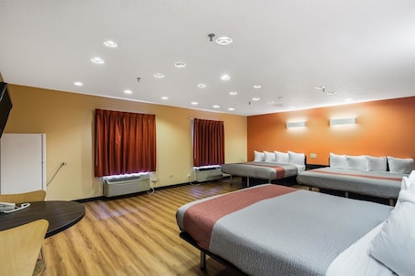 Standard Suite, Multiple Beds, Non Smoking. Motel 6 Libertyville, IL
