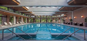Piscina coperta, lettini