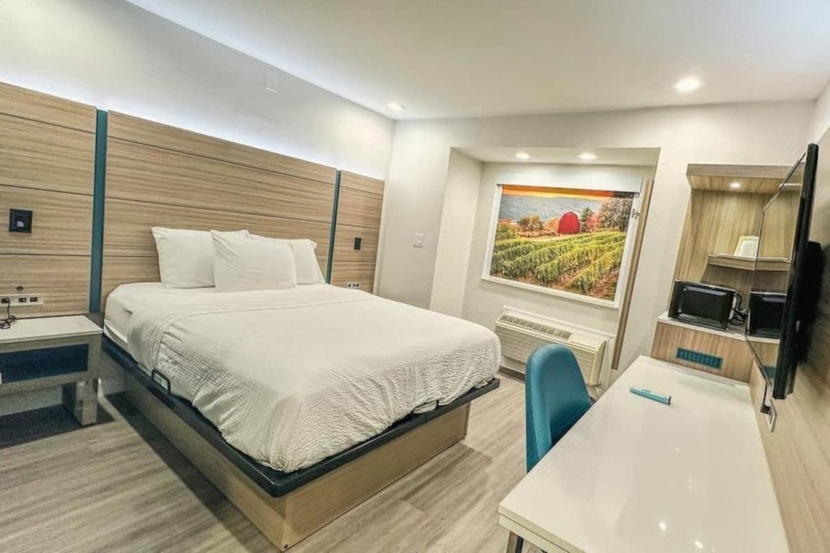 Bộ đồ giường cao cấp, nệm có lớp đệm bông, bàn