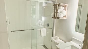 吹风机、毛巾、肥皂、洗发水