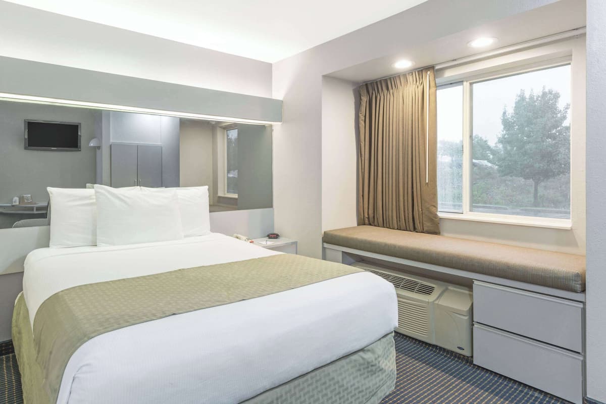 Studio Suite, 1 Queen Bed, Non Smoking | Premium bedding, pillowtop beds, desk, iron/ironing board (on request)