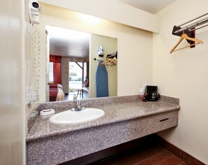 Combined shower/tub, hair dryer, towels