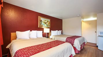 Een bureau, gratis wifi, een wekker, beddengoed